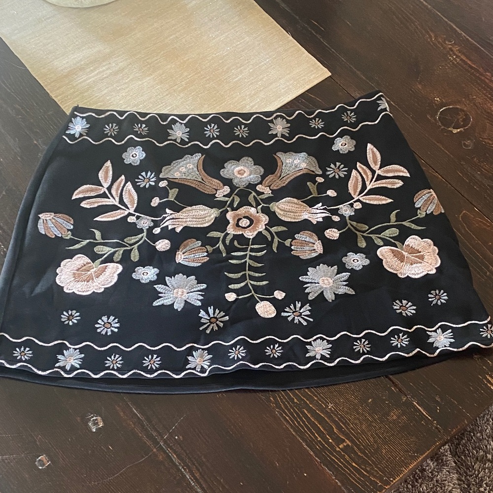 Arula Edie Suede Floral Embroidered Black Mini Skirt. Size X. Like XLWorn once.